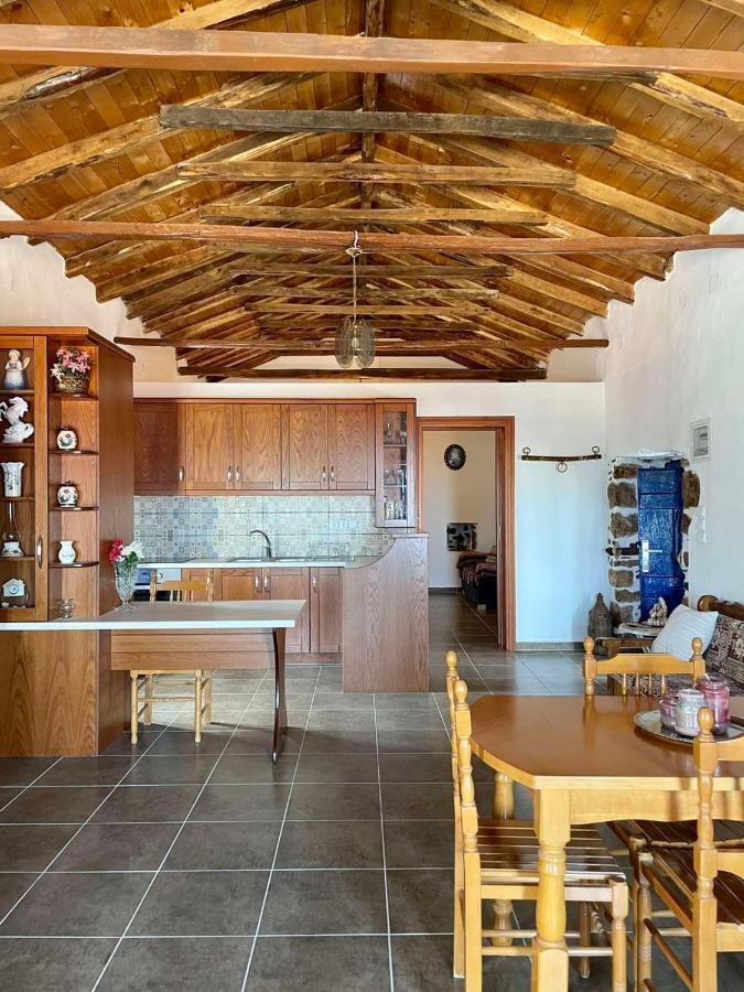 Politeika Traditional House Tiros Luaran gambar