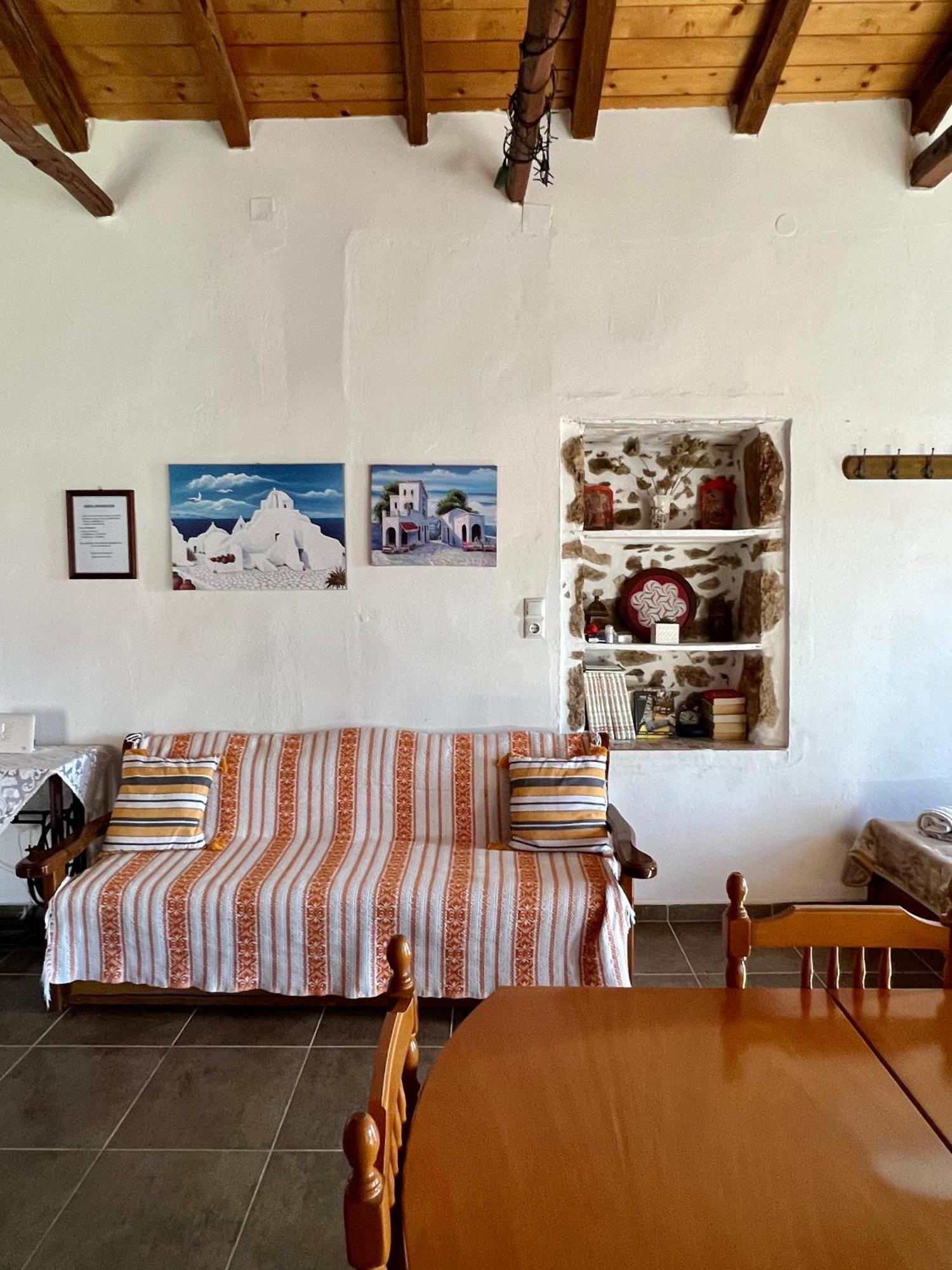 Politeika Traditional House Tiros Luaran gambar
