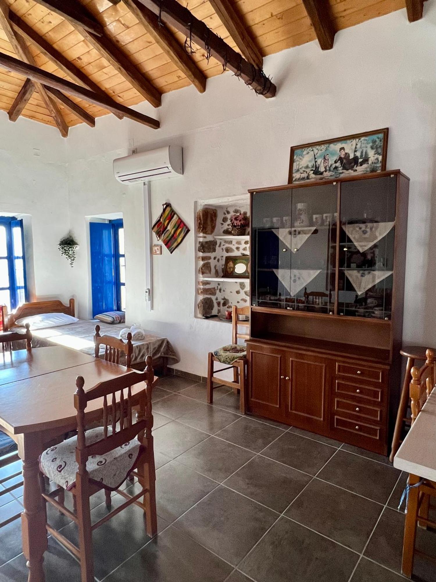 Politeika Traditional House Tiros Luaran gambar