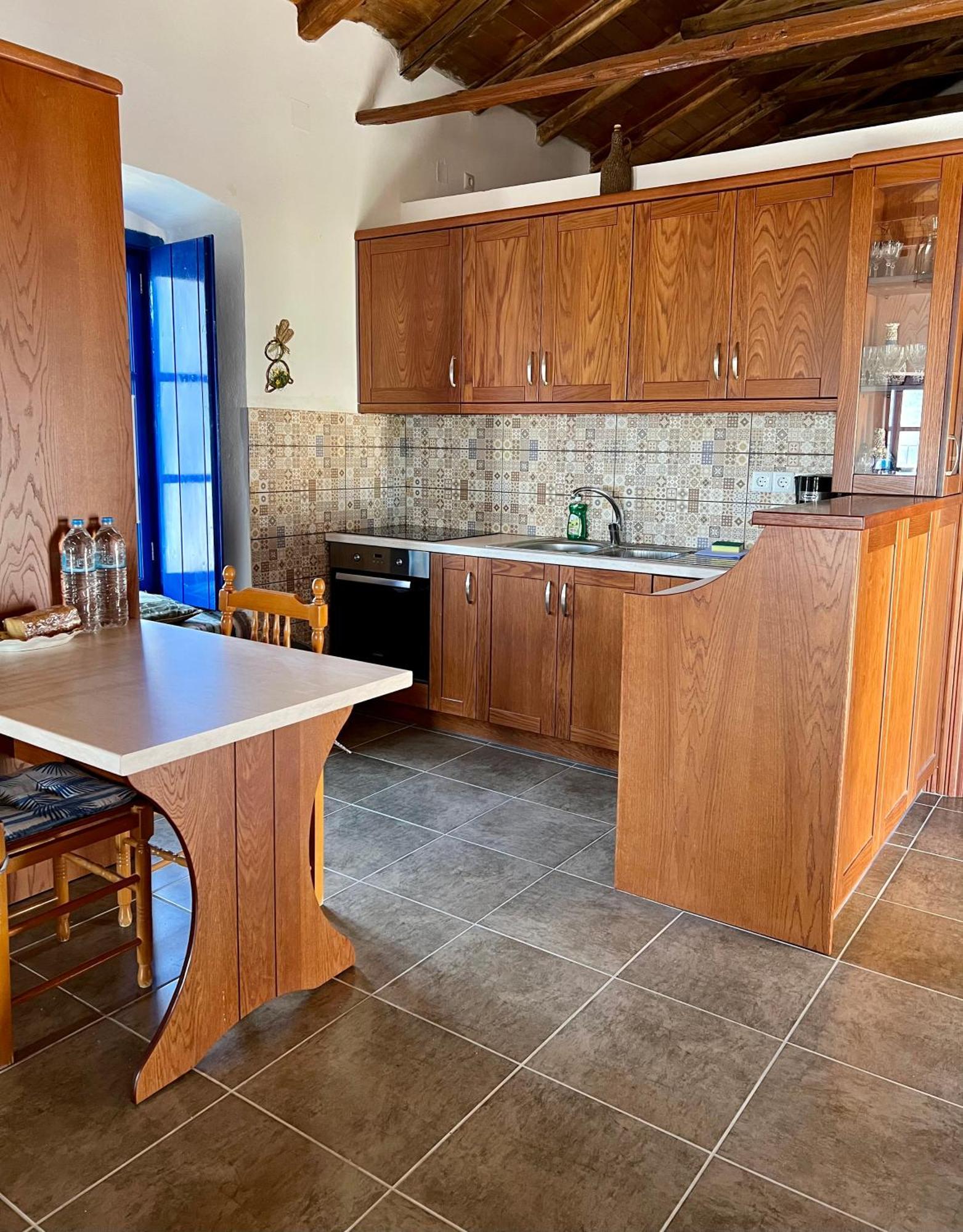 Politeika Traditional House Tiros Luaran gambar