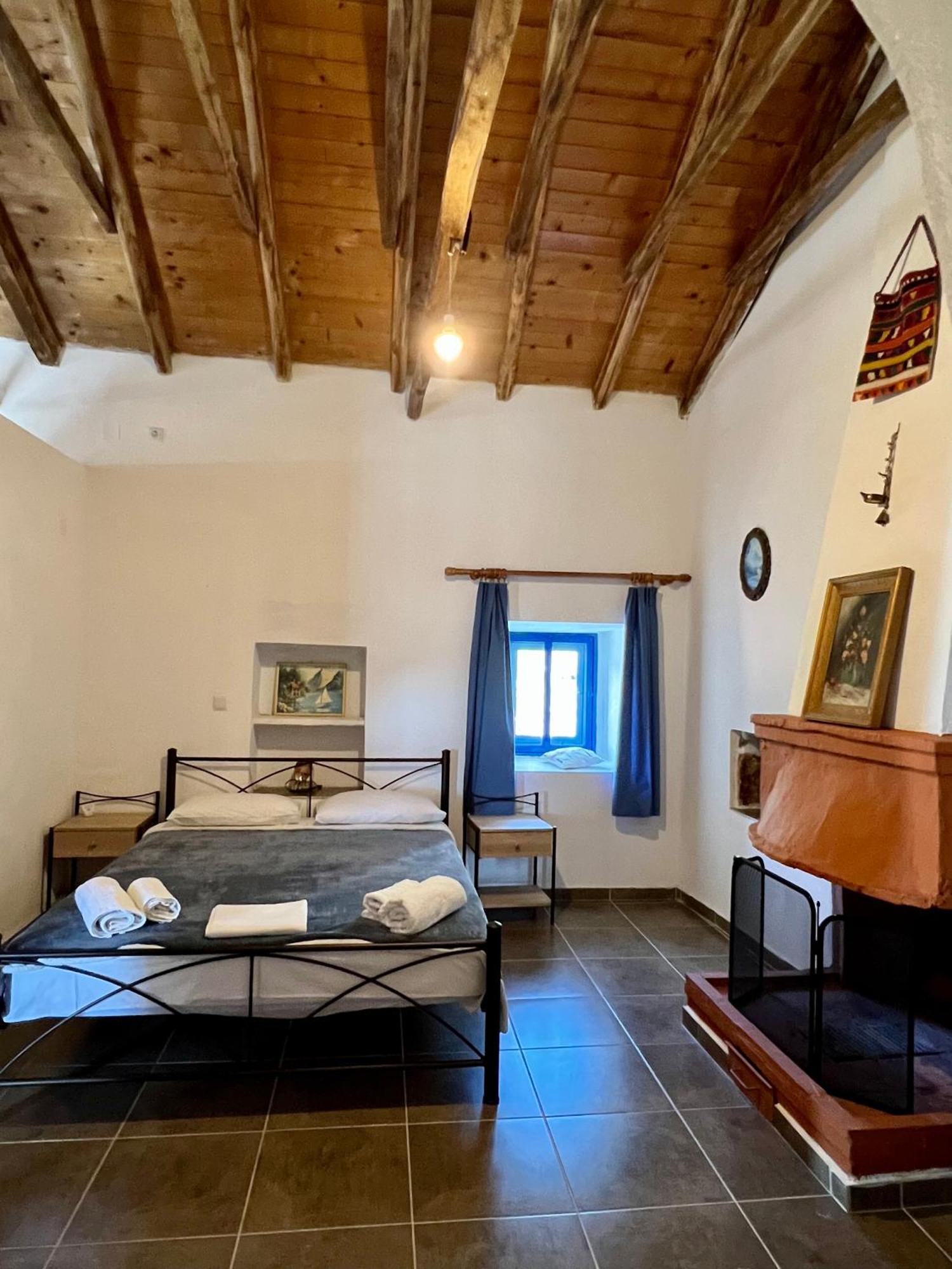 Politeika Traditional House Tiros Luaran gambar