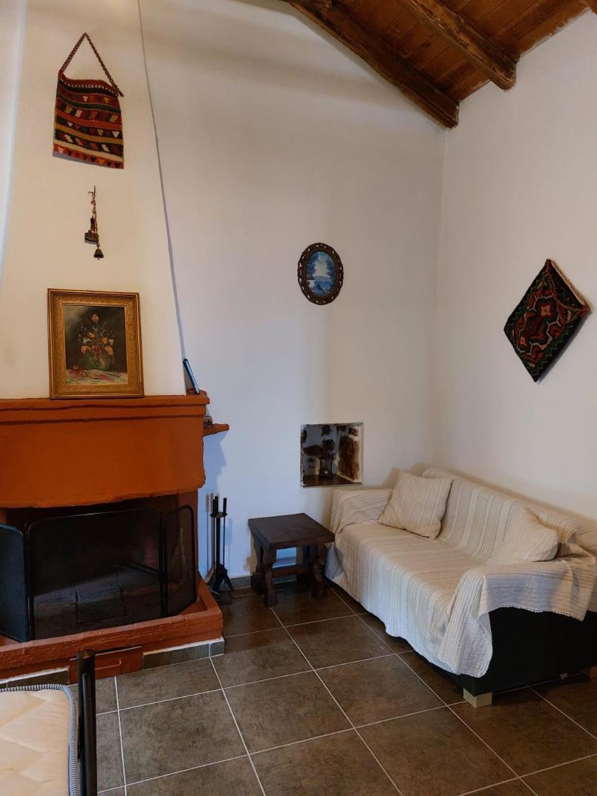 Politeika Traditional House Tiros Luaran gambar