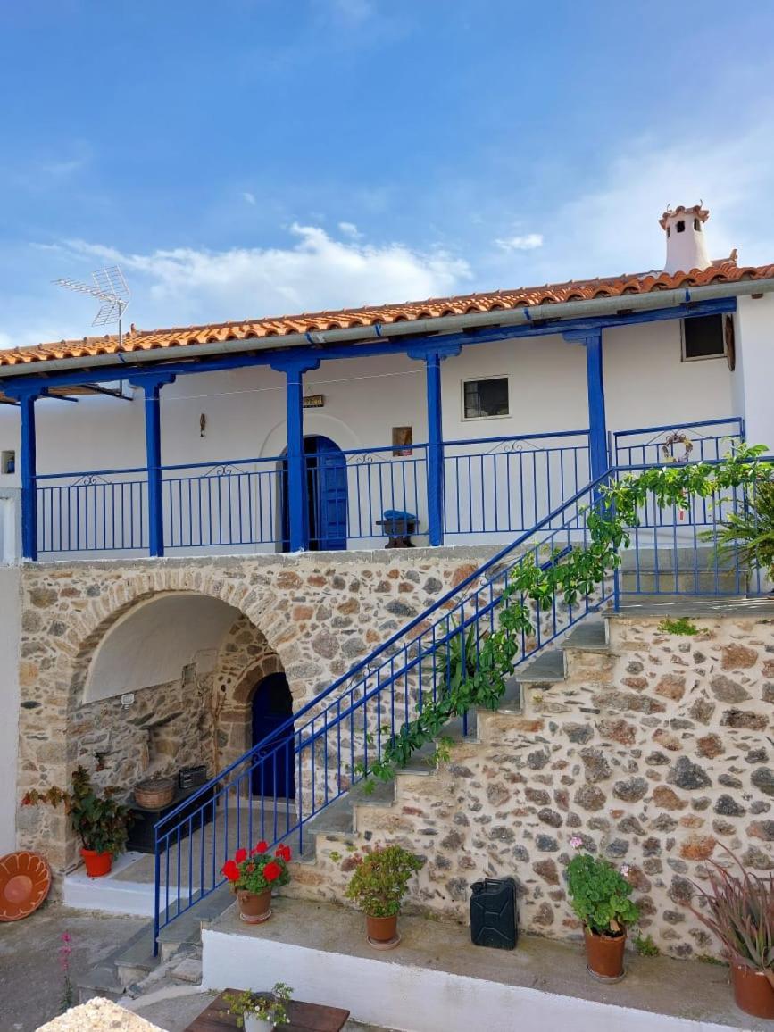 Politeika Traditional House Tiros Luaran gambar